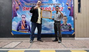 Penyerahan piagam penghargaan SMSI Award 2022 kepada Amrul Mustopa Oleh Suryo Sudharmo perwakilan SMSI Kabupaten Bekasi